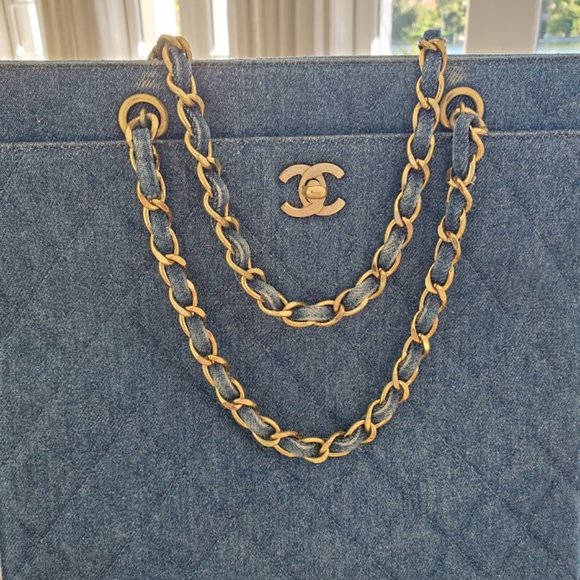 6.	Chanel Denim Tote Vintage 1990's - Picture 4 of 10